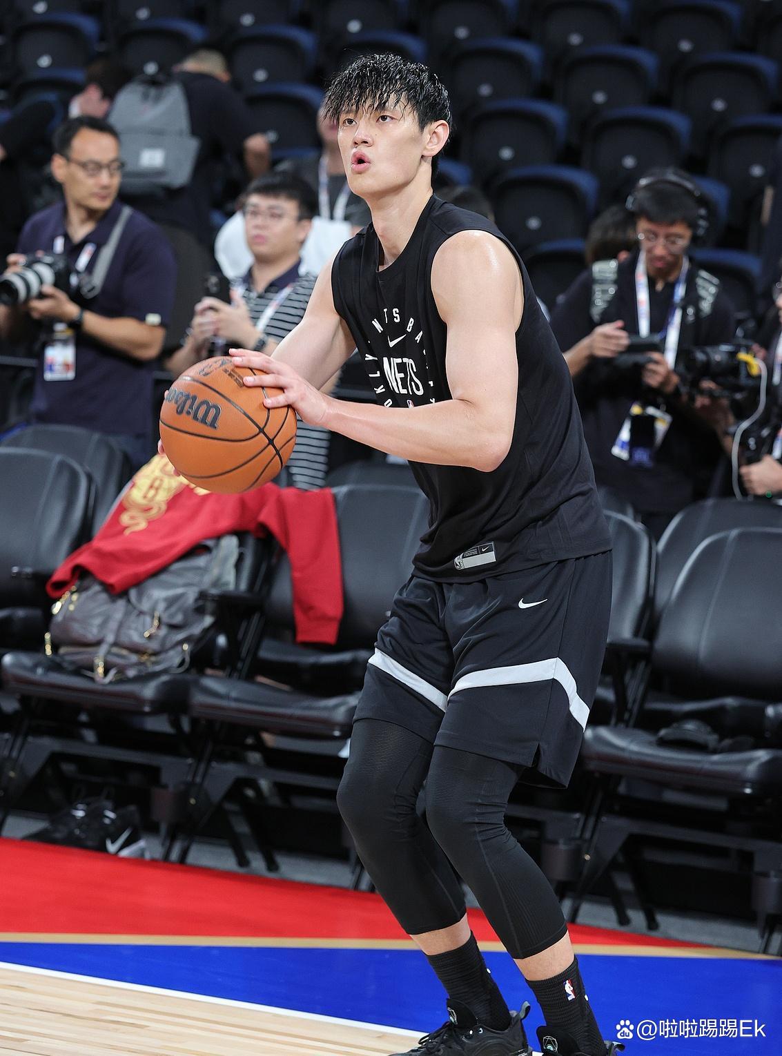 赛地聚焦：NBA常规赛国际比赛日热度飙升，阿贾克斯队长鼓劲，赛场秩序良好，轮换策略成焦点的简单介绍