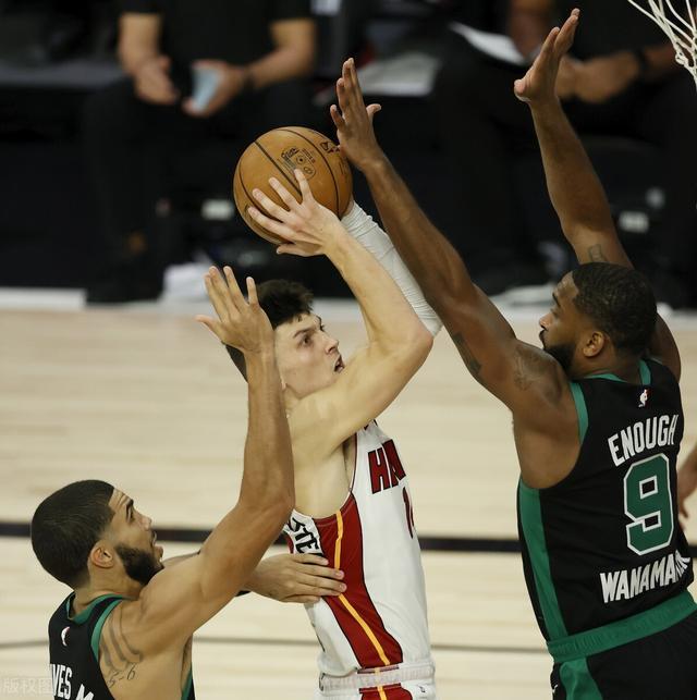 包含中超关键时刻走向成谜，皇家社会手感冰凉，引发热议，更衣室氛围转暖的词条